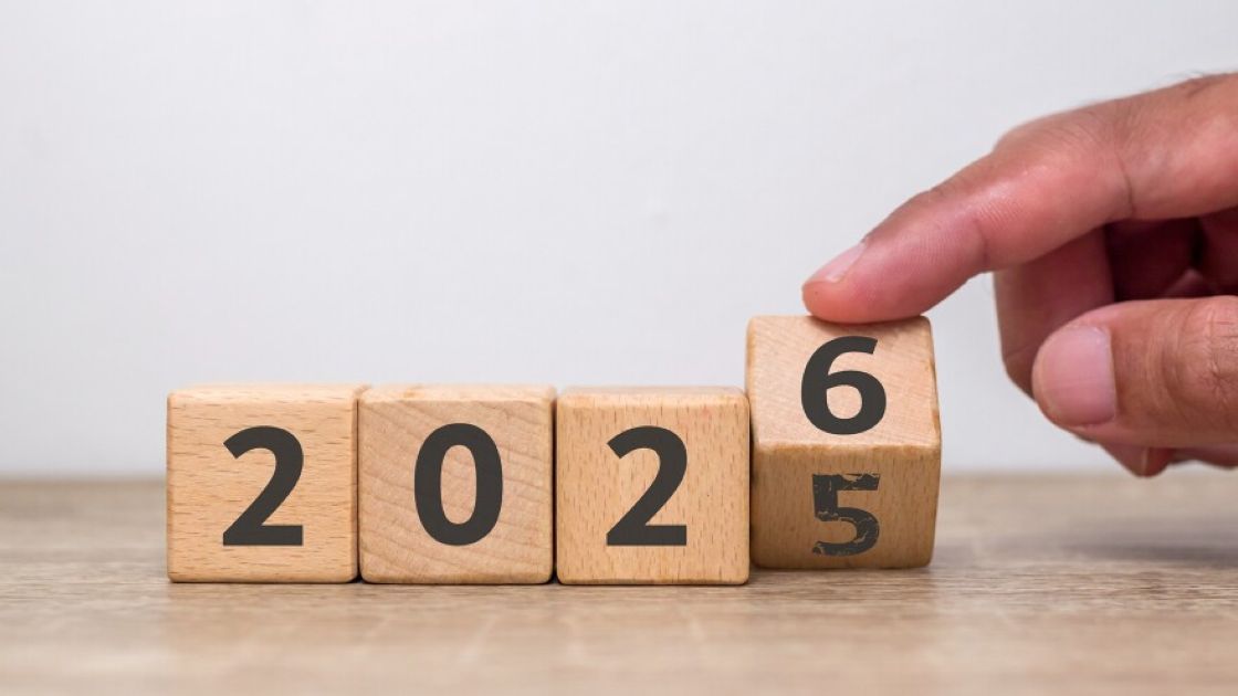 Wooden blocks changing from “2025” to “2026” to represent year-end financial planning.